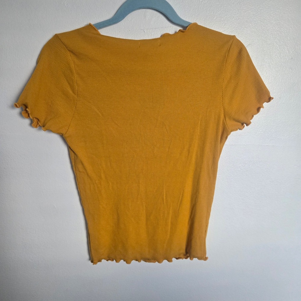 HEART & HIPS Women Mustard Yellow Ribbed Button Up Lettuce Hem Cropped Top M NWT - Picture 2 of 4